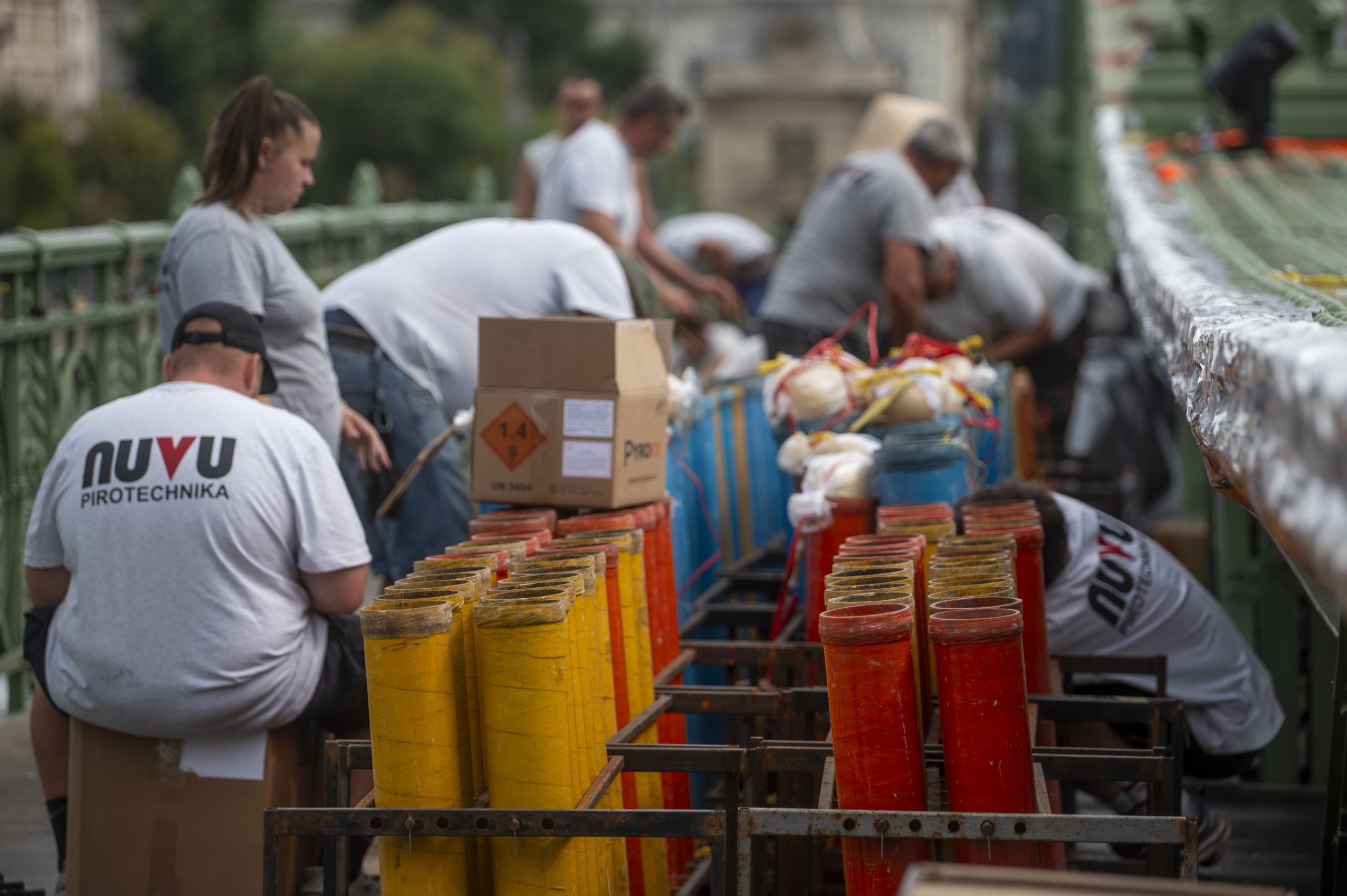 Az augusztus 20-i ünnepi tűzijáték pirotechnikai eszközeinek telepítése a Szabadság hídon 2025. augusztus 17-én.