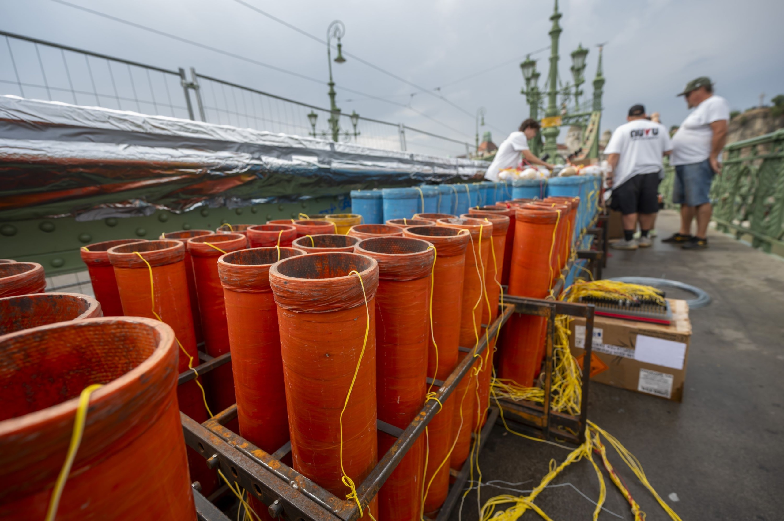 Az augusztus 20-i ünnepi tűzijáték pirotechnikai eszközeinek telepítése a Szabadság hídon 2025. augusztus 17-én.