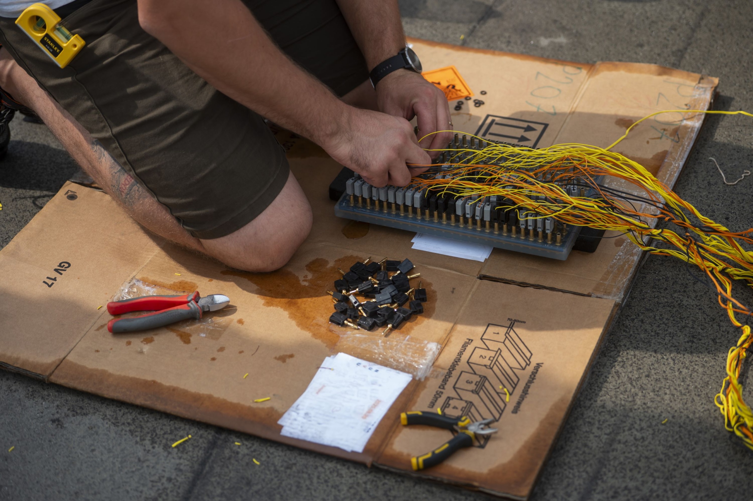 Az augusztus 20-i ünnepi tűzijáték pirotechnikai eszközeinek telepítése a Szabadság hídon 2025. augusztus 17-én.