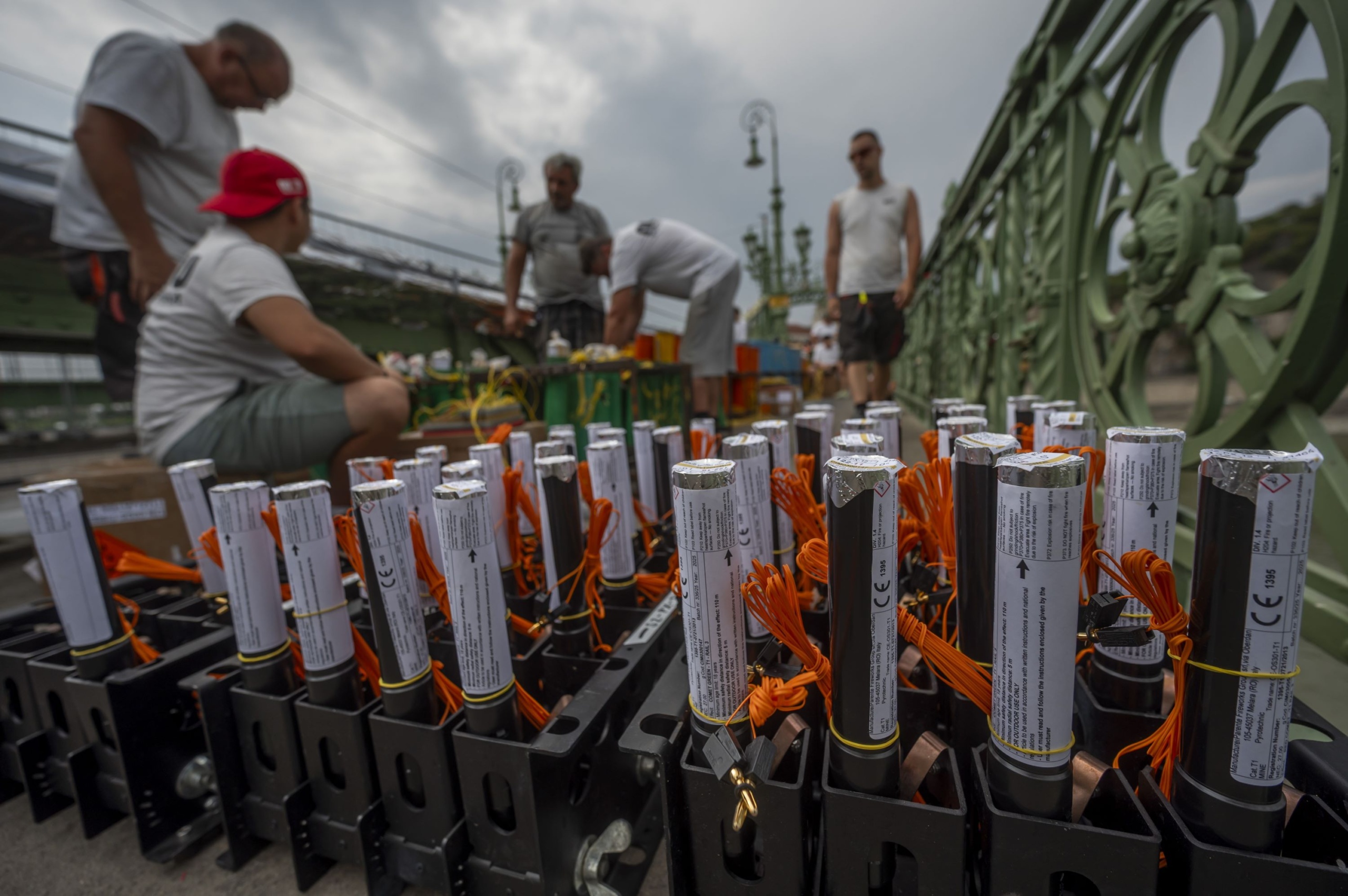 Az augusztus 20-i ünnepi tűzijáték pirotechnikai eszközeinek telepítése a Szabadság hídon 2025. augusztus 17-én.