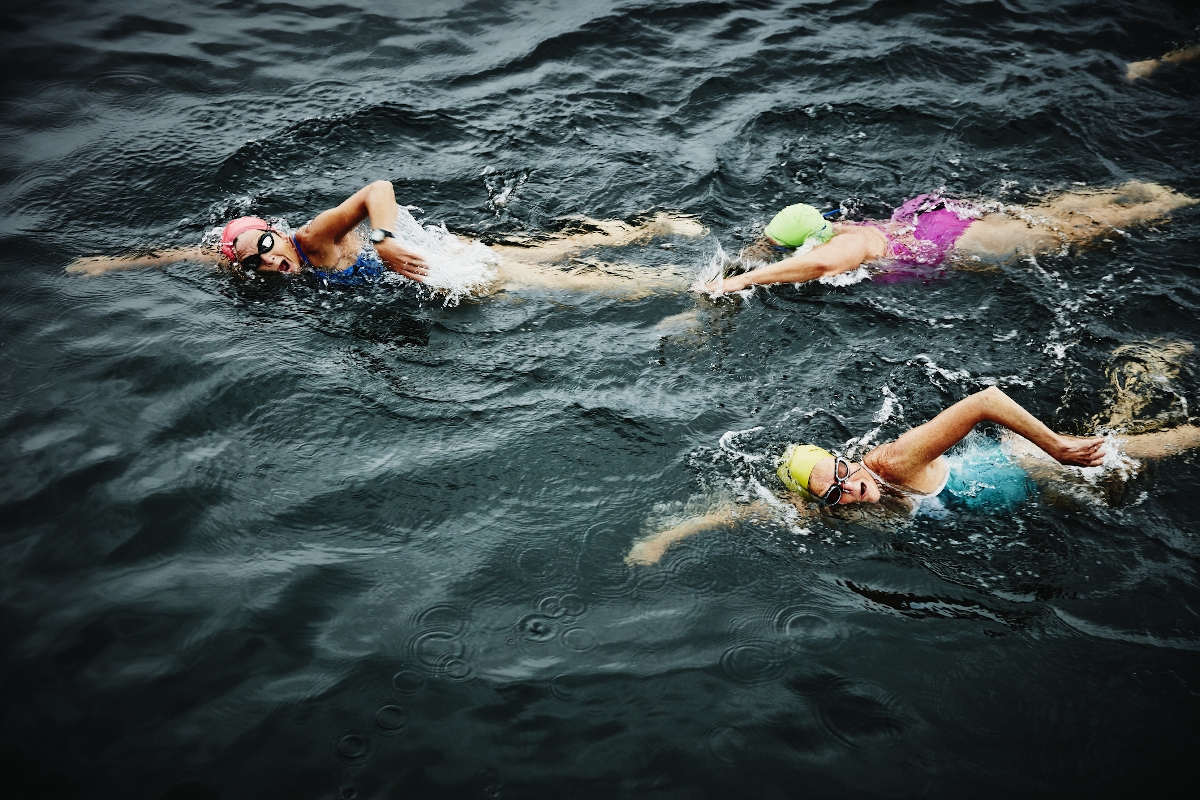 Nők úsznak egy tóban