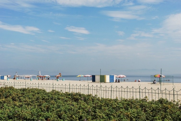 A strand látképe az észak-koreai Vonszan településen