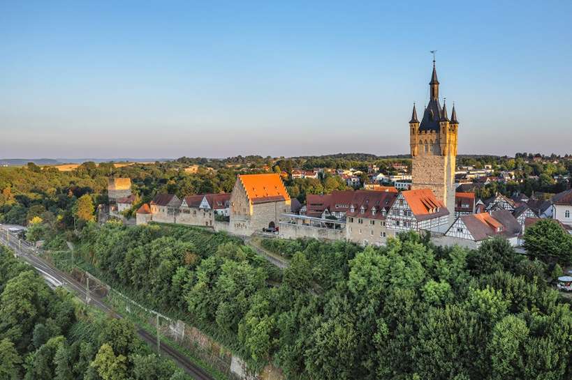 Városkép fákkal és toronnyal