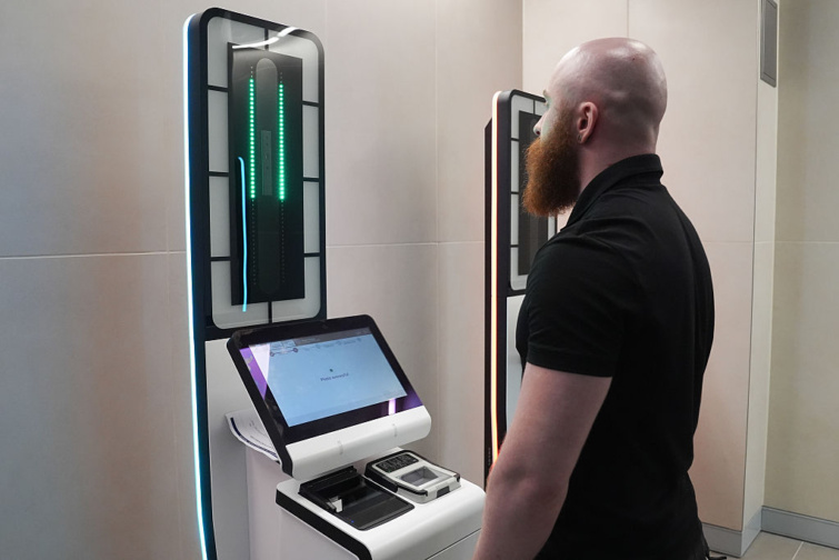 Jön az EES: októbertől teljesen megváltozik a határátlépés az EU-ban - Startlap Utazás Az EES önkiszolgáló kioszkja