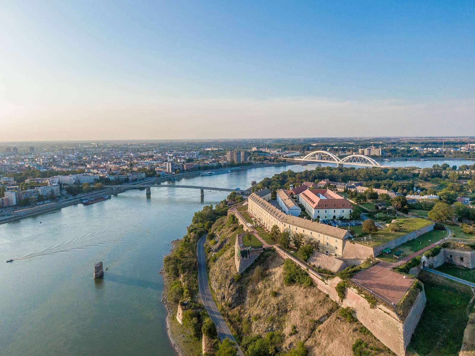 Újvidék felülnézetből a folyón átívelő híddal