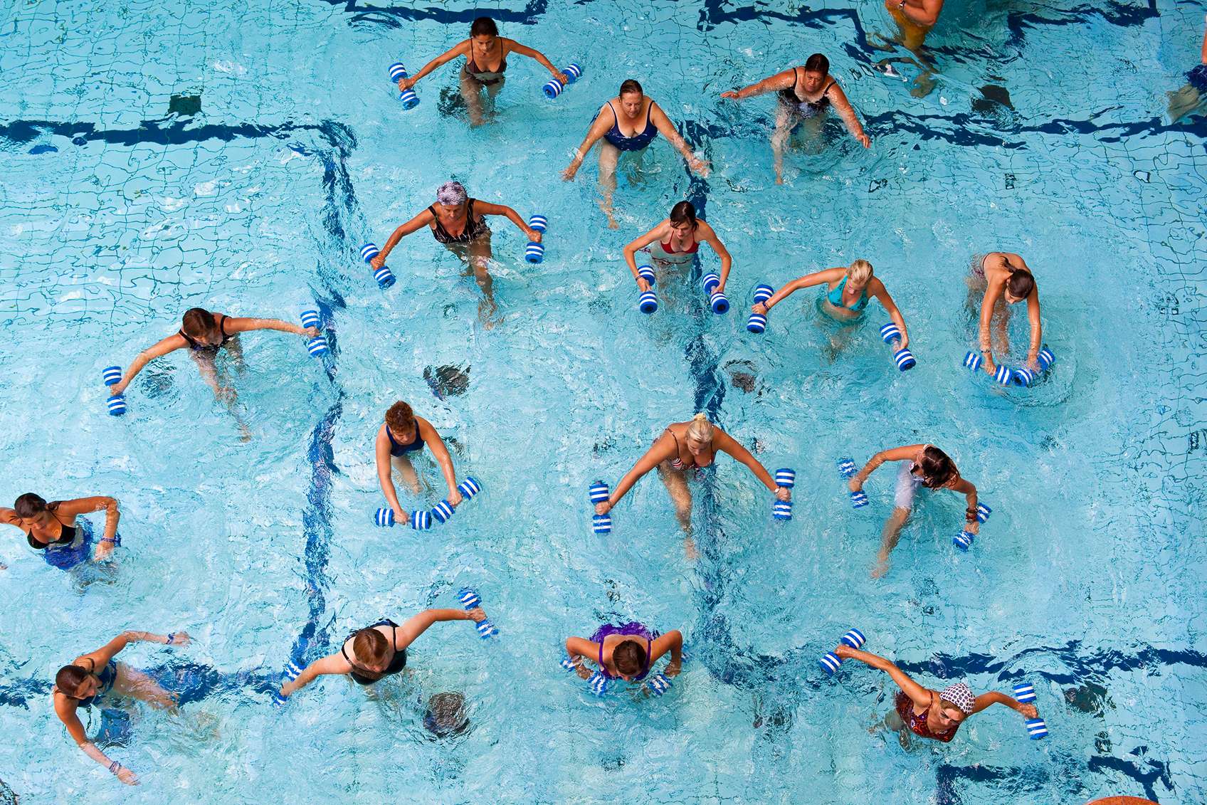 Vízben tornázó idősebb nők