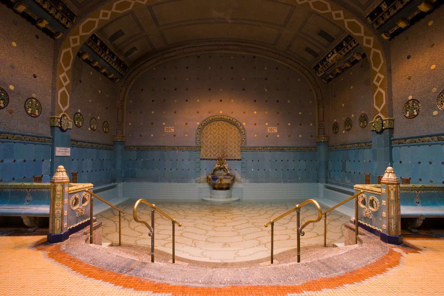 A fürdő egyik belső tere