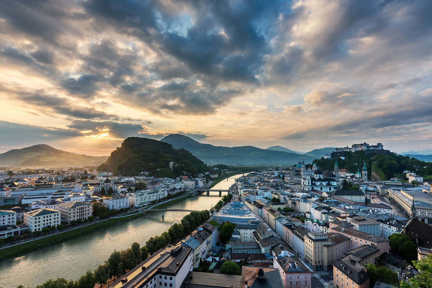 Salzburg városa a folyval
