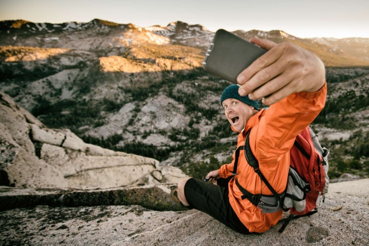 Szelfiző férfi sziklán