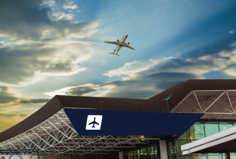 Repülő a reptér fölött
