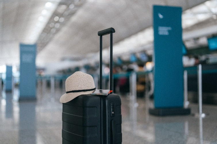 Egy fekete börönd egy reptéren 