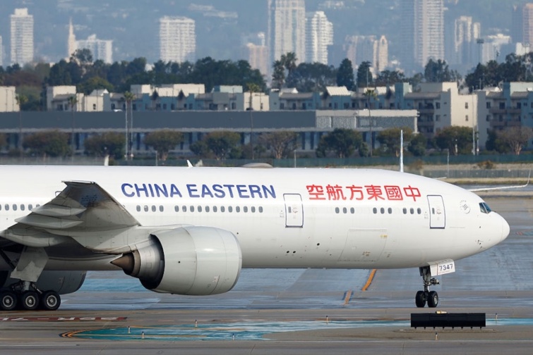 A China Eastern egyik gépe a kifutópályán