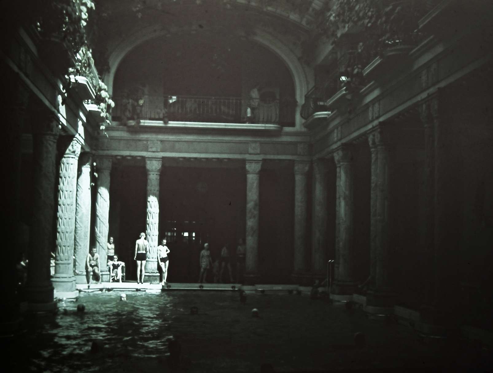 A Gellért fürdő egyik belső tere, fekete fehér fotó