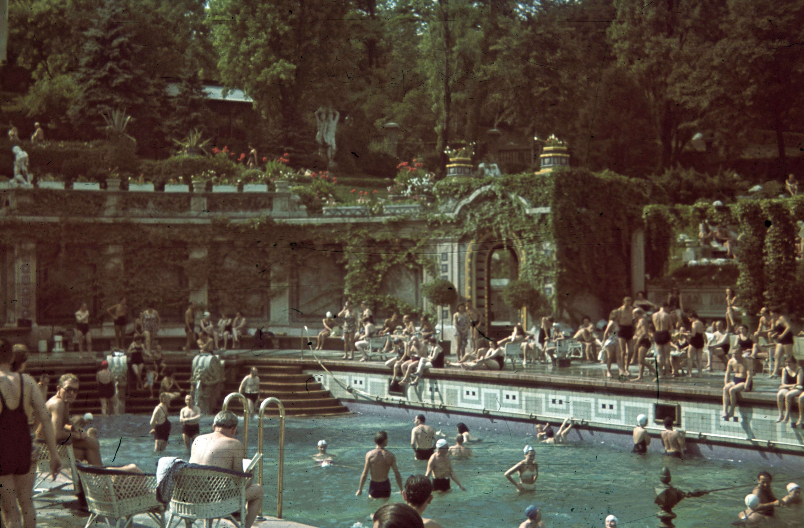 Fürdőzők a Gellértben