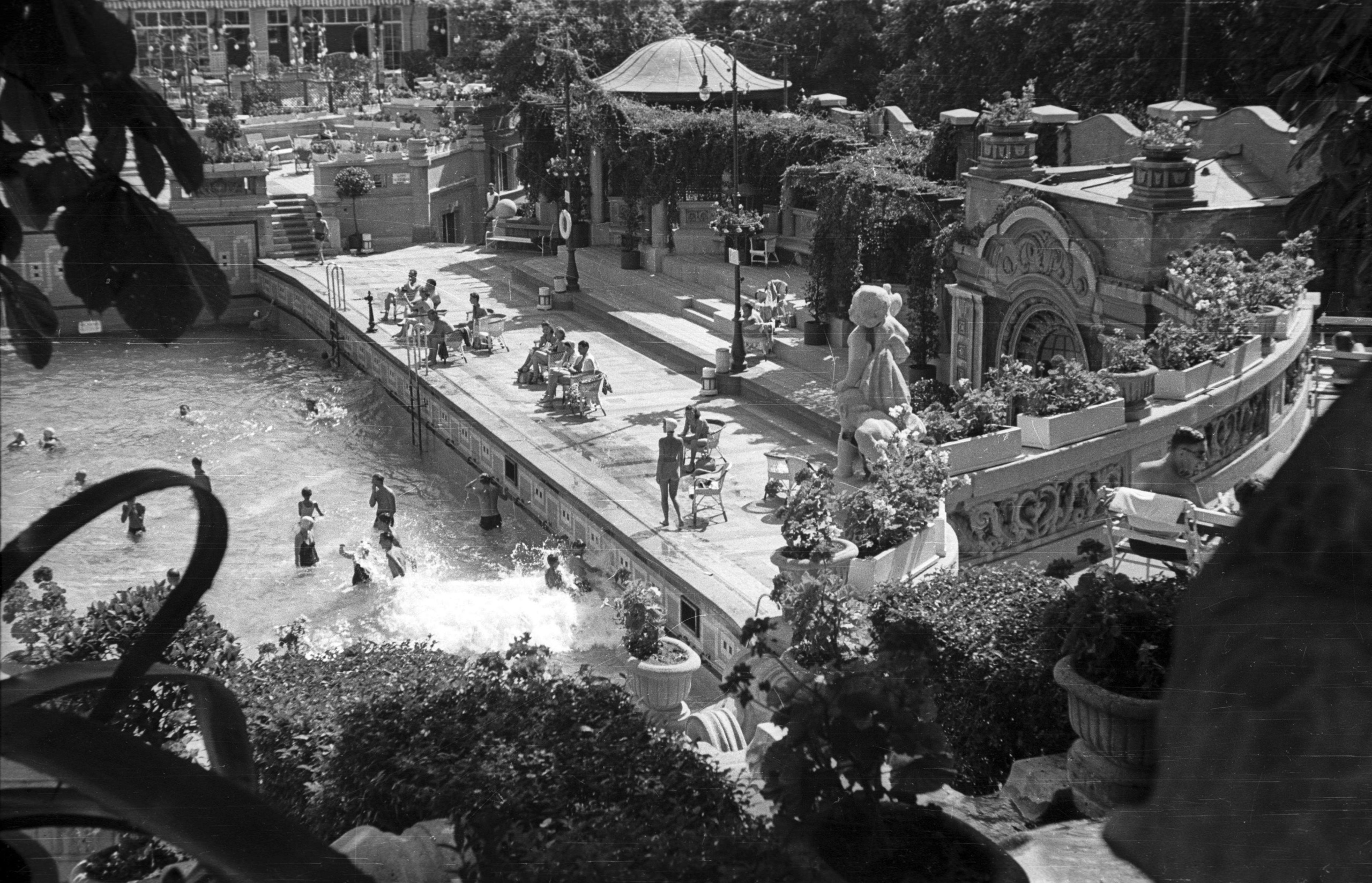 Fürdőzők a Gellértben fekete-fehér