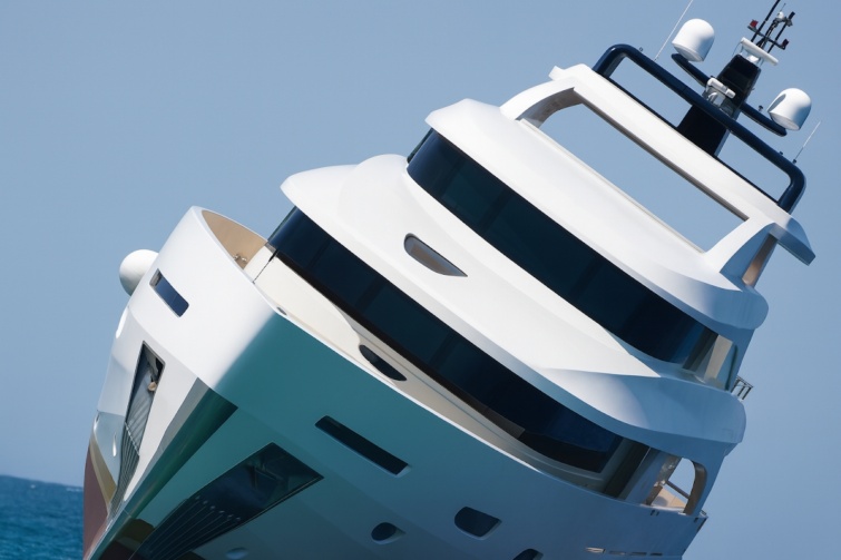 Egy oldalra dőlt hajó stilizált képe