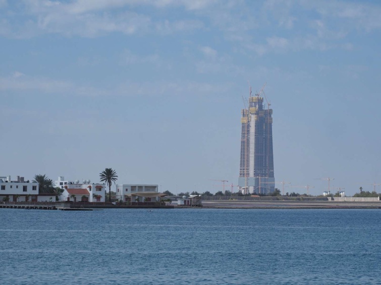 Jeddah tower magasodik a háttérben előtte víz