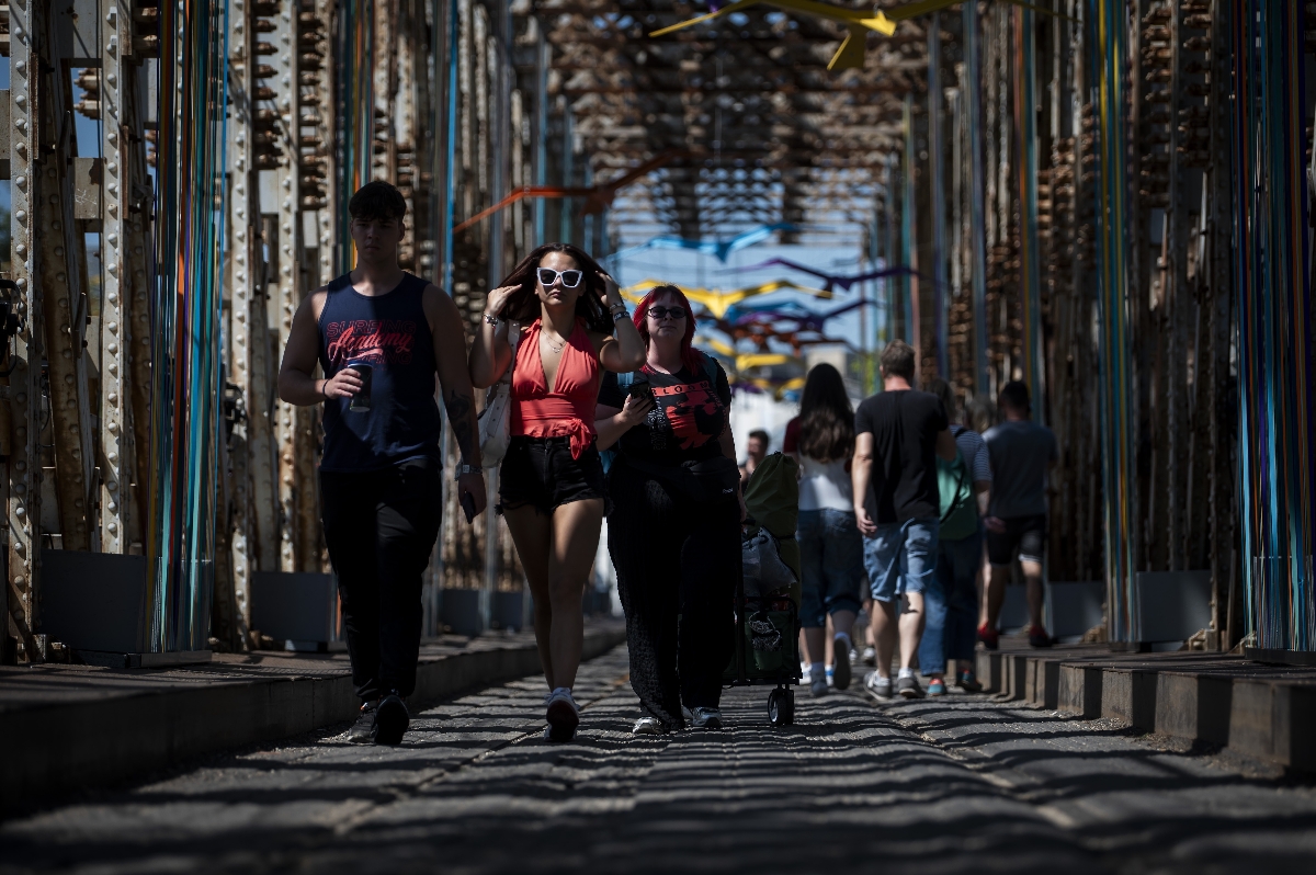 A 31. Sziget fesztiválra tartó fiatalok érkeznek a K-hídon az óbudai Hajógyári-szigetre 2025. augusztus 5-én.