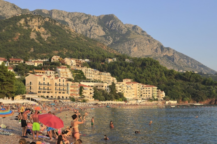 Montenegro tengerpartja fürdőzőkkel