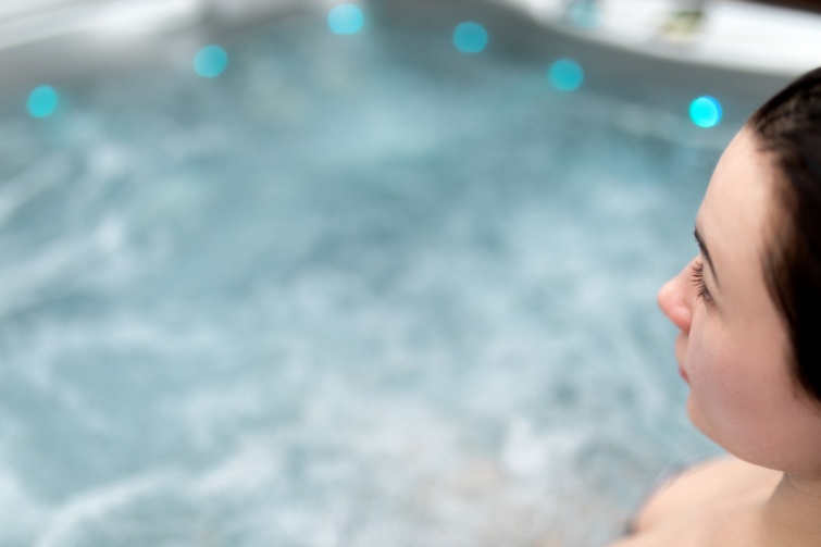 Egy nő egy fürdő medencéjében
