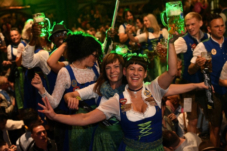 Oktoberfesten mulatozó tömeg sörrel