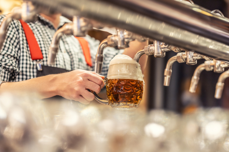 Oktoberfesten sört csapoló férfi