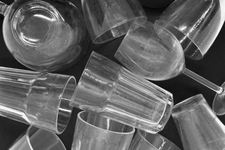 Koszos poharak halomban