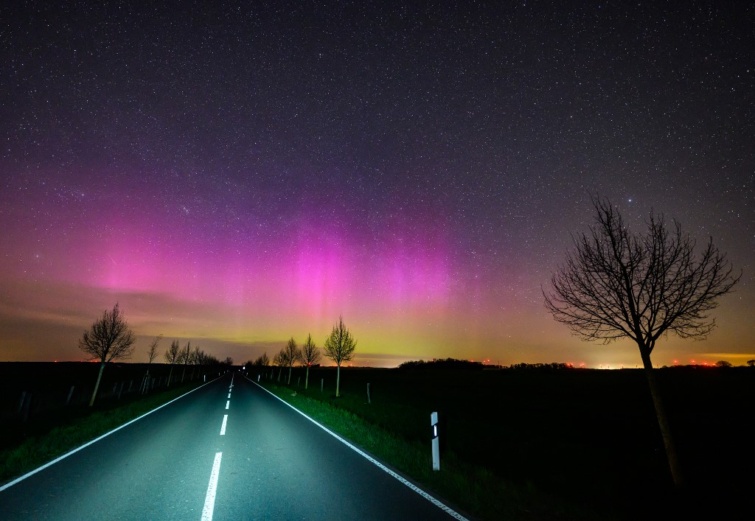 Sarki fény autóút fölött,