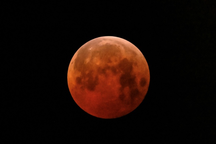 Teljes holdfogyatkozás