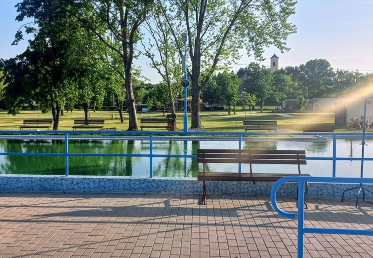 A tóalmási gyógyfürdő látképe