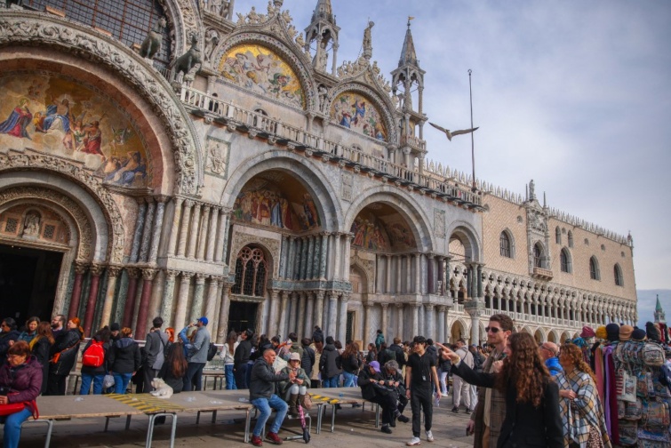 Velencében tömeg a Szent Márk Bazilika előtt