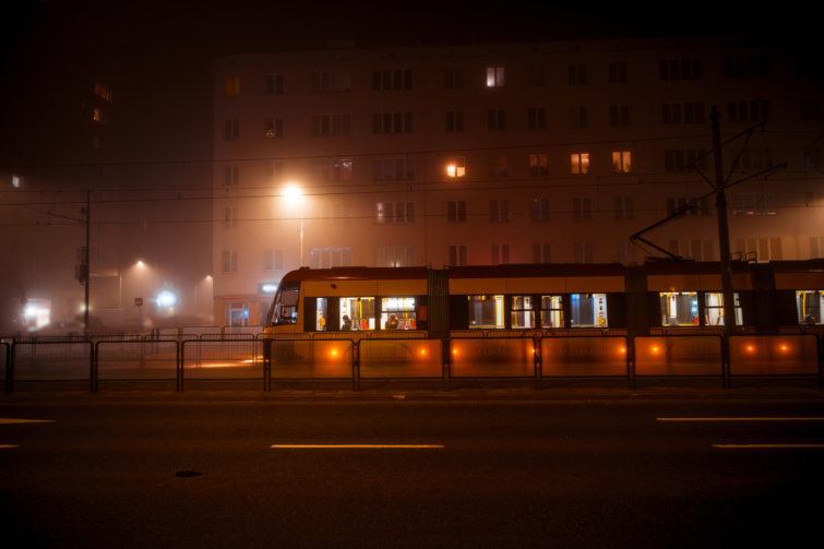 Villamos misztikus fényekkel