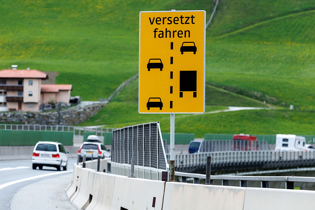 Sárga tábla az autópályán