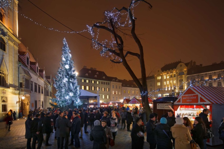 Pozsonyi karácsonyi vásár látképe