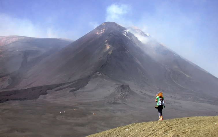 Az Etna lábánál egy túrázó