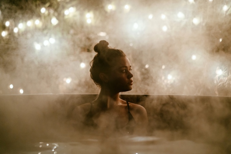 gyogyfurdo_lany_medence_ - Startlap Utazás Fiatal nő egy medencében