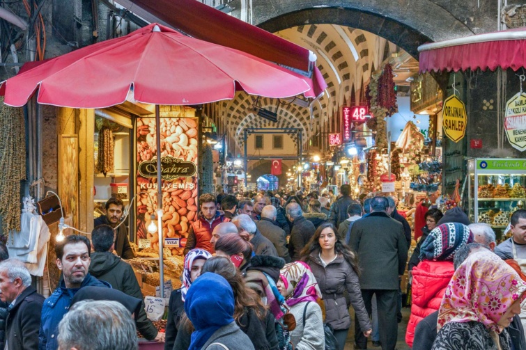 Isztambuli boltok és tömeg