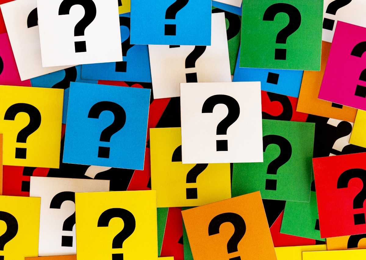 Kérdőjelek színes cetliken