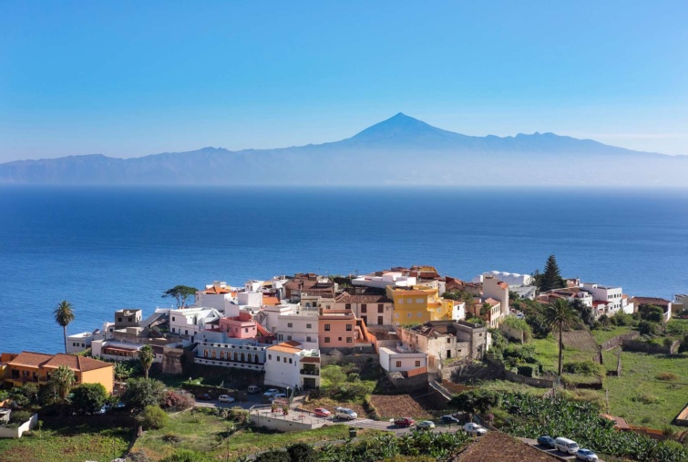 La Gomera felülnézetből a tenger mellett