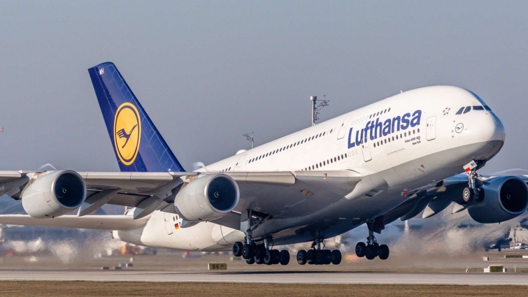 Lufthansa repülőgép száll fel