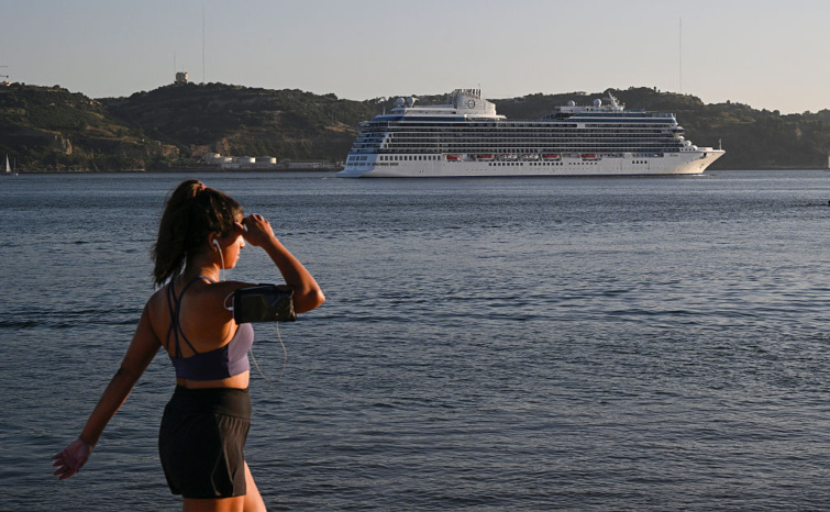 A Norwegian Cruise Line óceánjárója Portugália partjainál