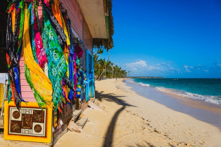 Mediterrán kunyhó a tengerparton színes kendőkkel