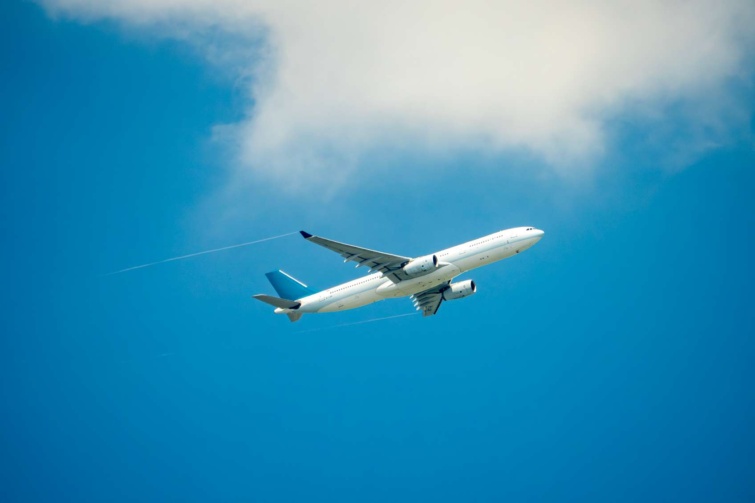 Repülőgép száll az égen