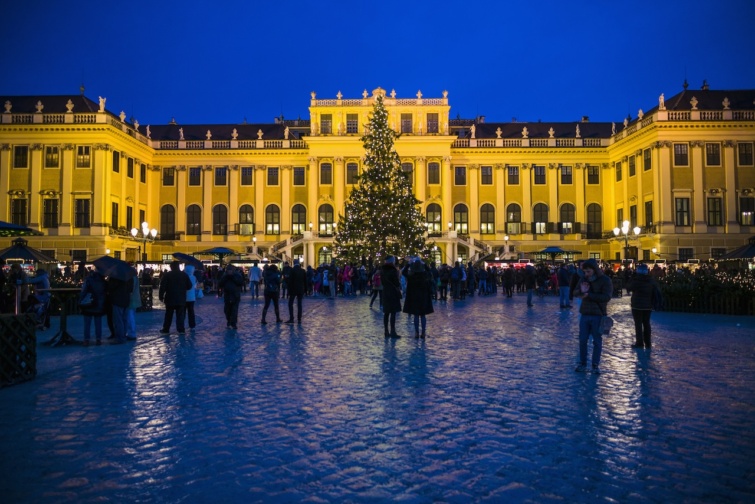 A schönbrunni karácsonyi vásár látképe
