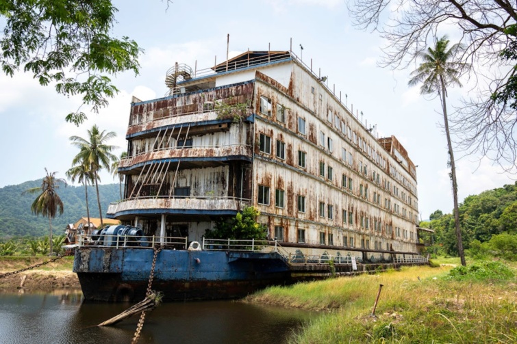 Hotel Galaxy szállodahajó roncsa Thaiföldön