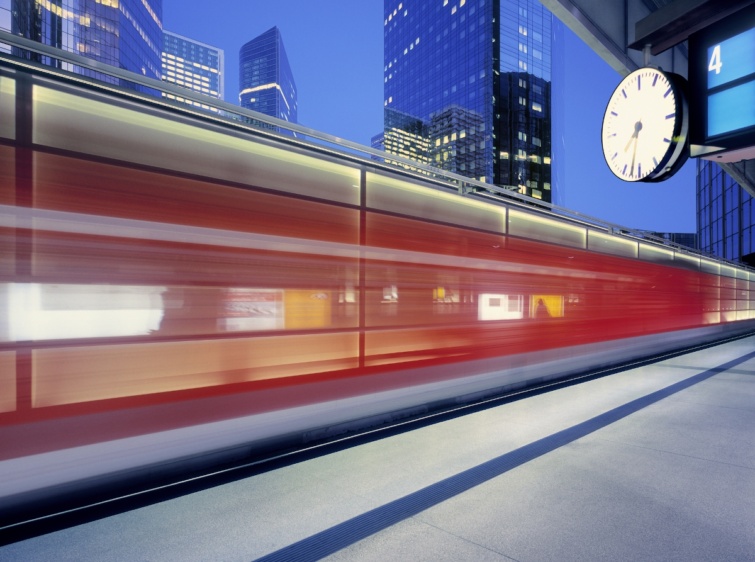 Vasútállomáson átszáguldó szerelvény