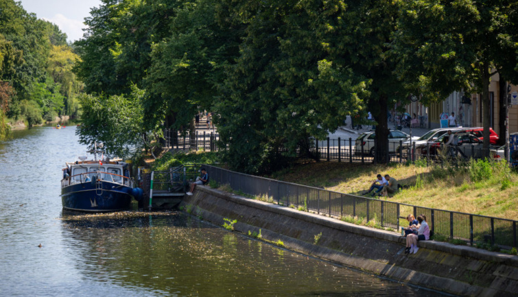 Berlin legmenőbb utcája folyó mellett