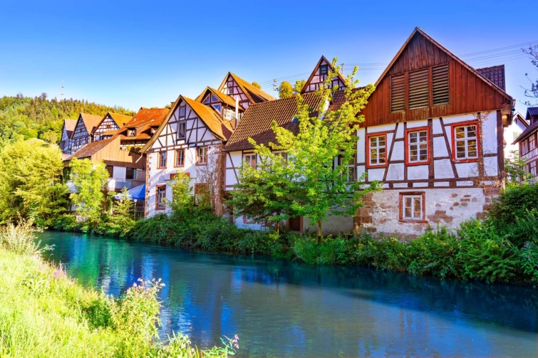 Festői német falu folyóval