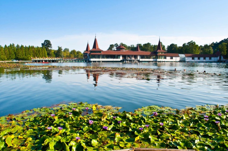 A Hévízi fürdőkomplexum a tóval