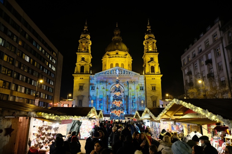 Karácsonyi vásár a Szent István Bazilikánál Budapesten